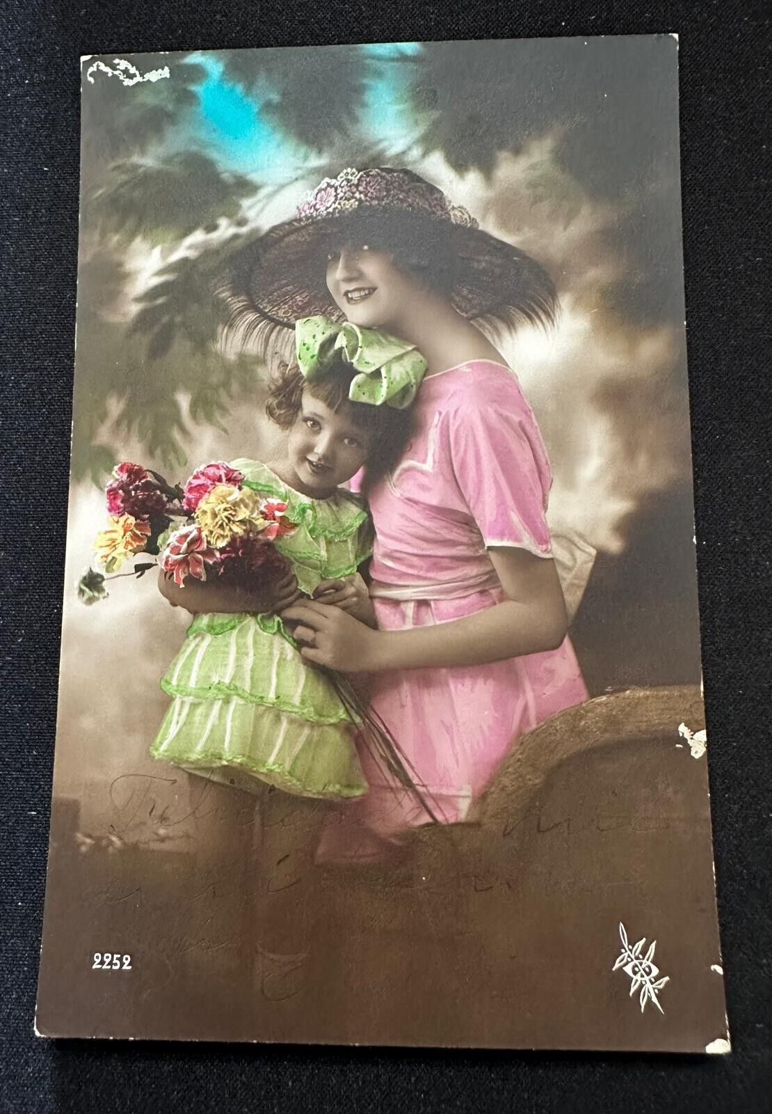 Vintage beautiful postcard 1920\'s mother and daughter, postal madre e hija