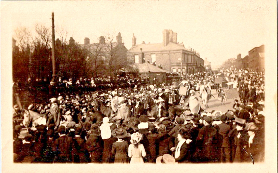 Crowded street 100s watching parade rppc vintage postcard a64