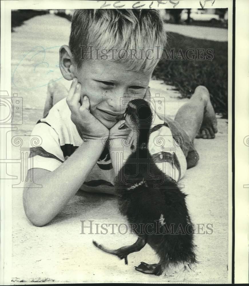 1970 Press Photo David Zeaner of Miami, Florida chit-chats with duck