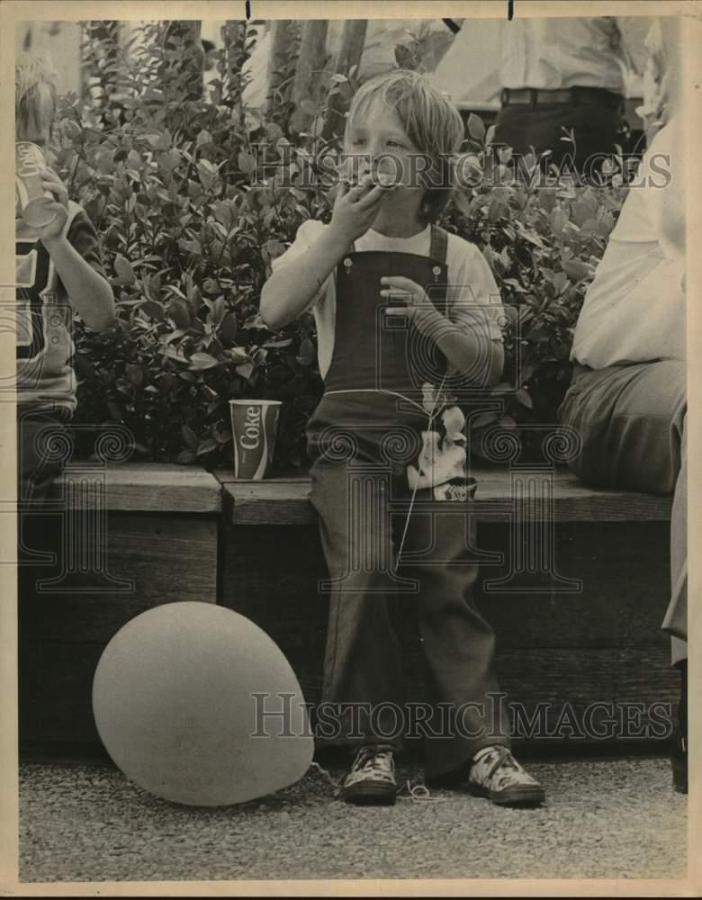 1973 Press Photo Nikki Voorhies eating snack at Texas Folklife Festival, Texas