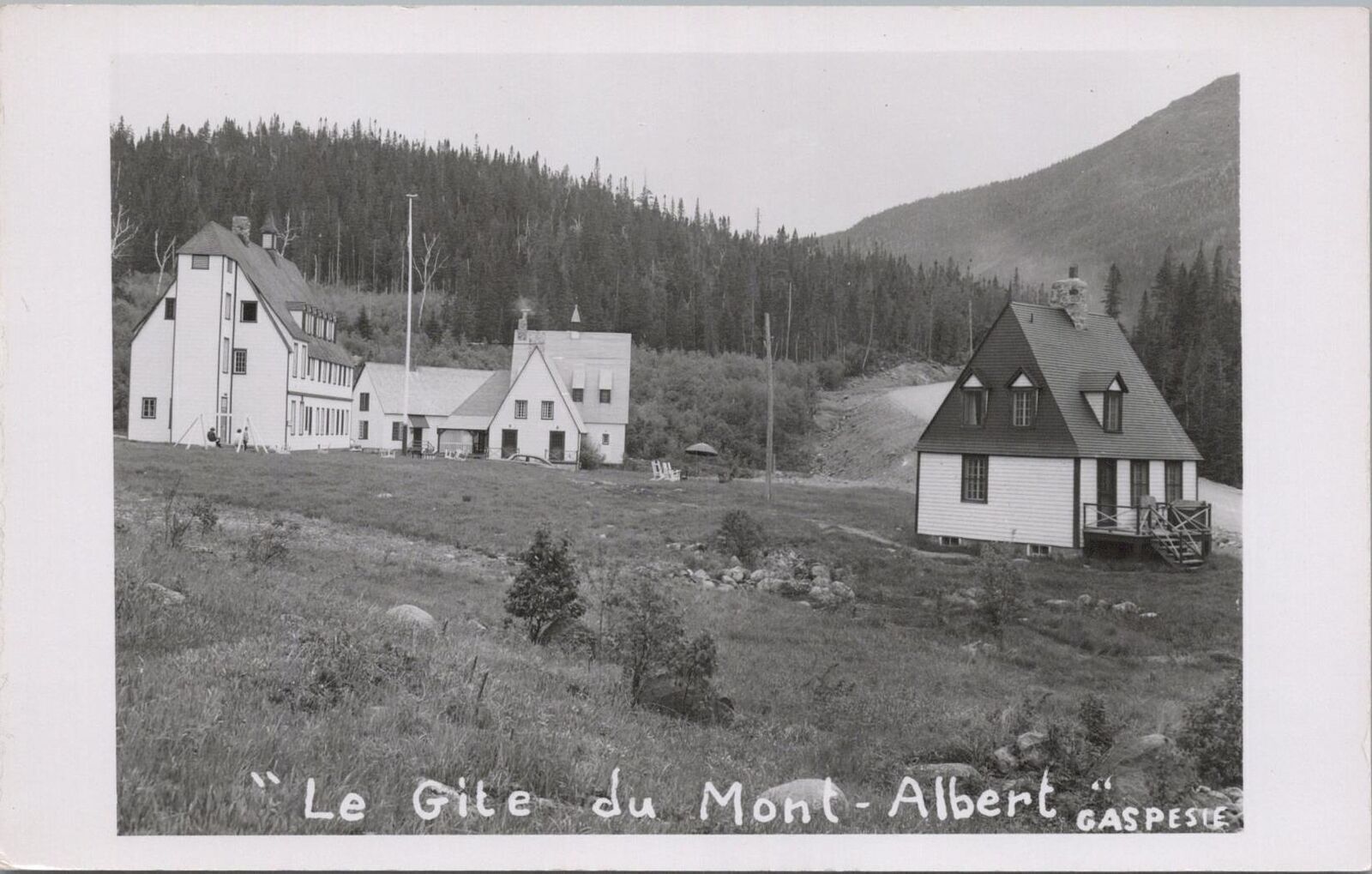 RPPC Postcard Le Gite du Mont Albert Canada
