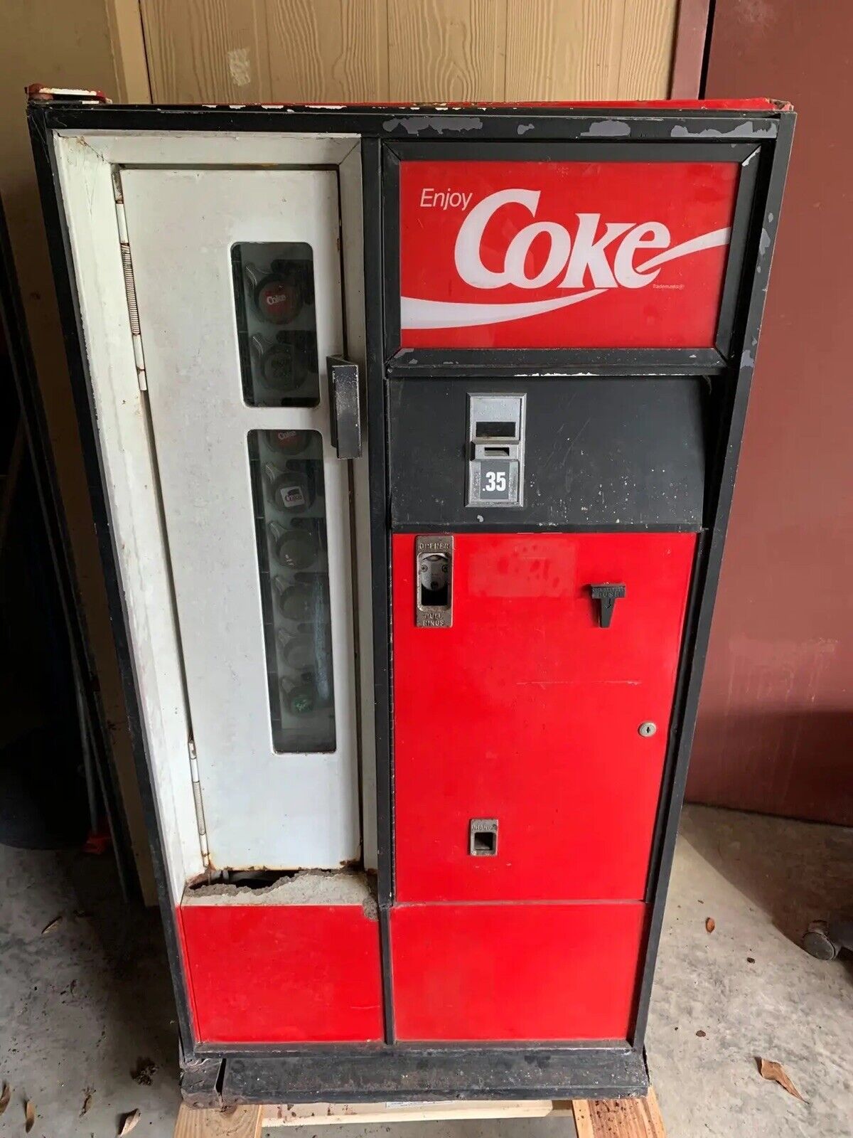 Vintage Coca-Cola Cavalier CS-64ES Coke Machine.  Working. ICE COLD.