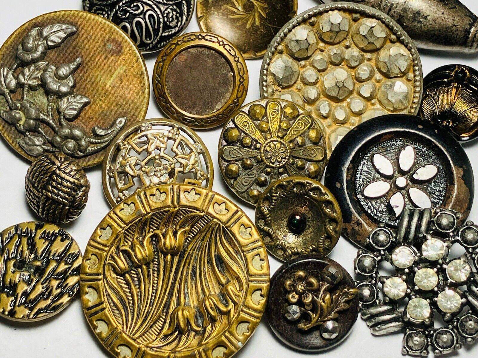 Antique Vintage Large Lot Of Mostly Victorian Metal Buttons Flowers Pictures Etc