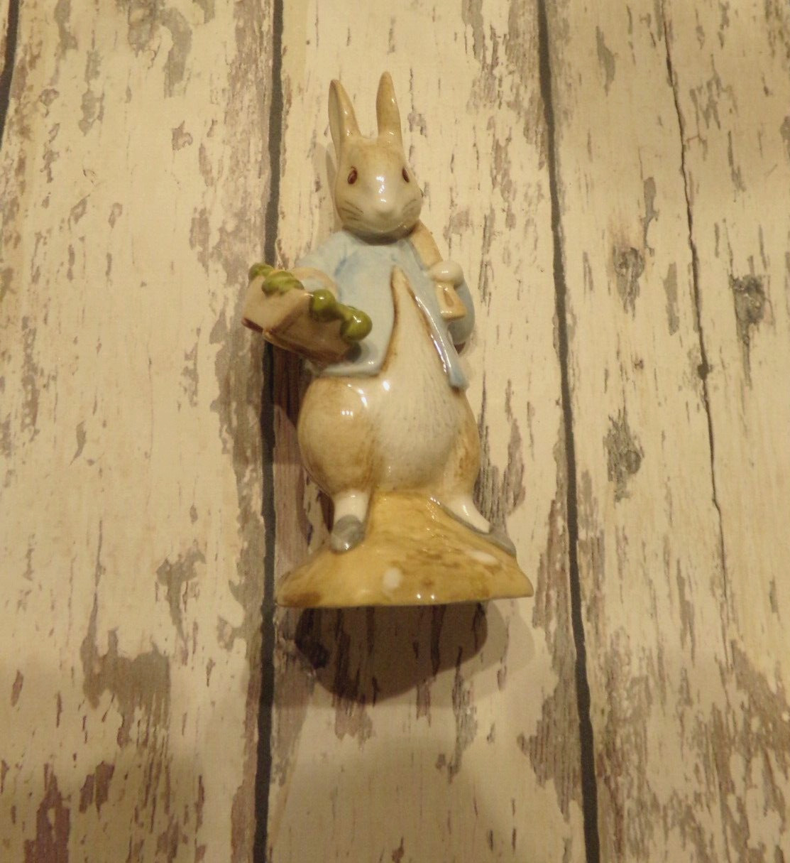Beswick Peter Rabbit Gardening Figurine 1997 Beatrix Potter