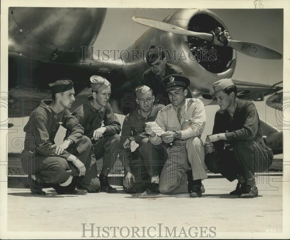 1942 Press Photo Aviation Instructor Gives Army Cadets Instructions, Texas