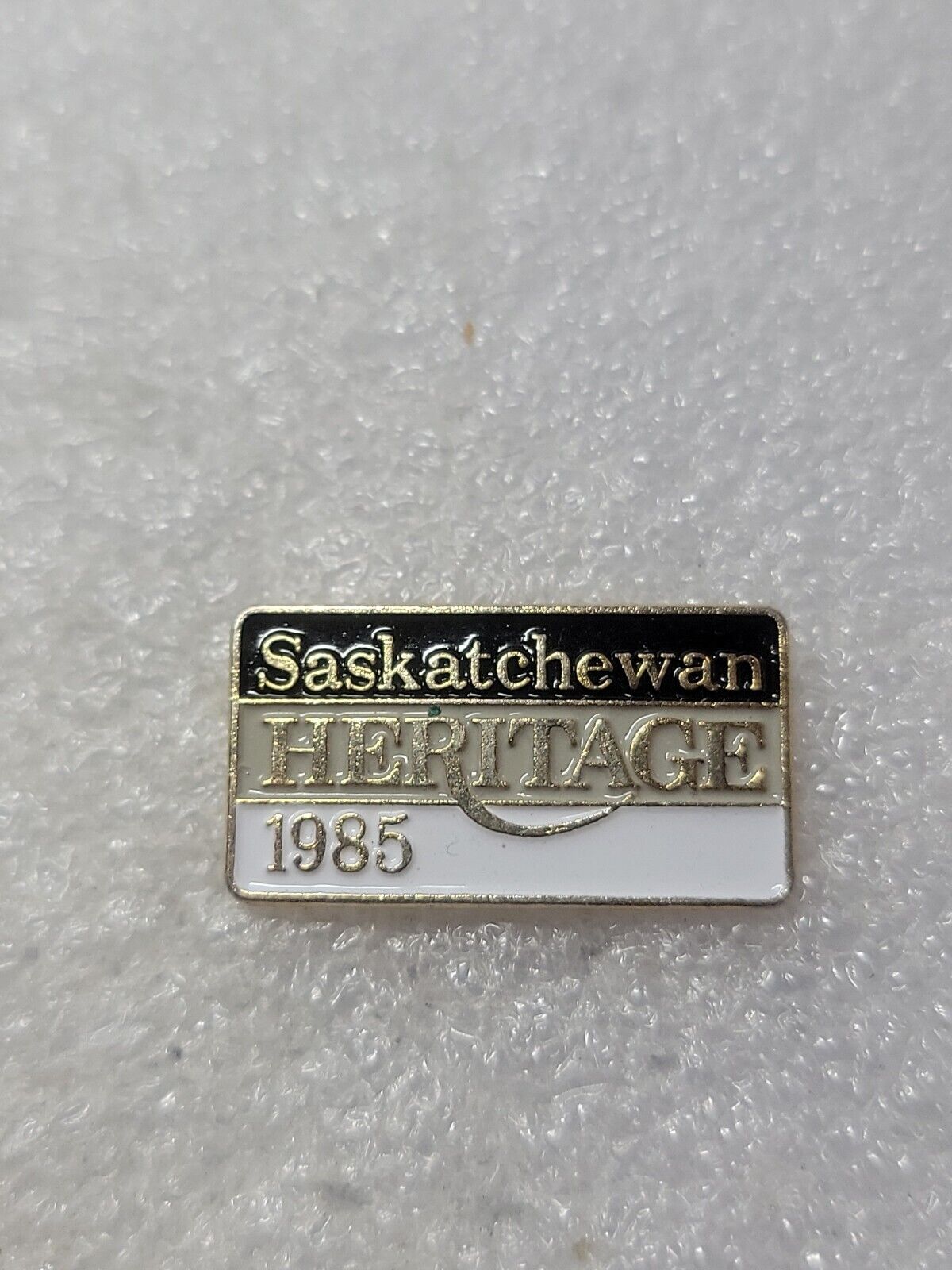 1985 Saskatchewan Heritage Vintage Enamel Lapel Pin Single Post Clutch Back