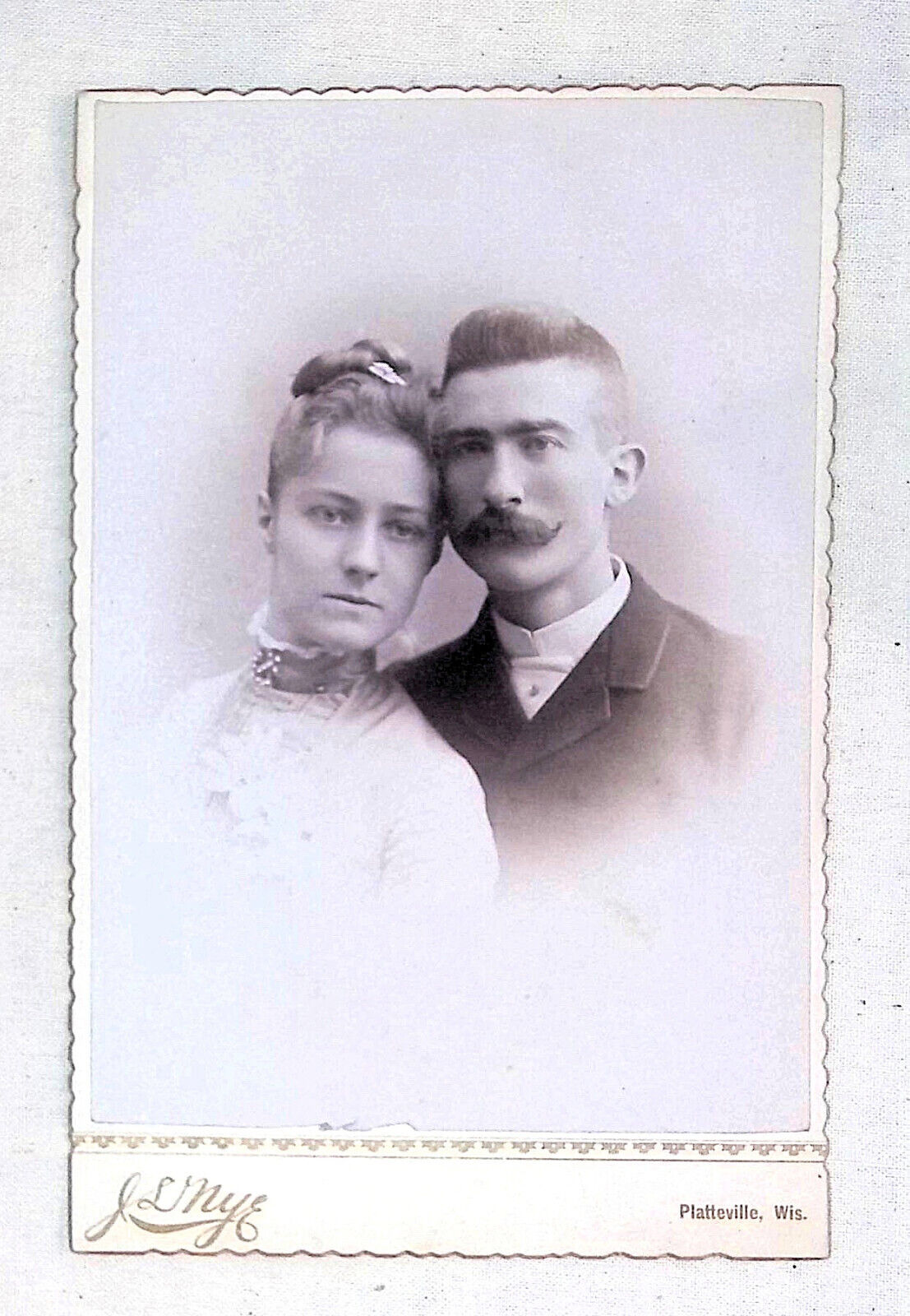 1880s 1890s Victorian Couple Cabinet Card Scalloped Edge Platteville, Wisconsin