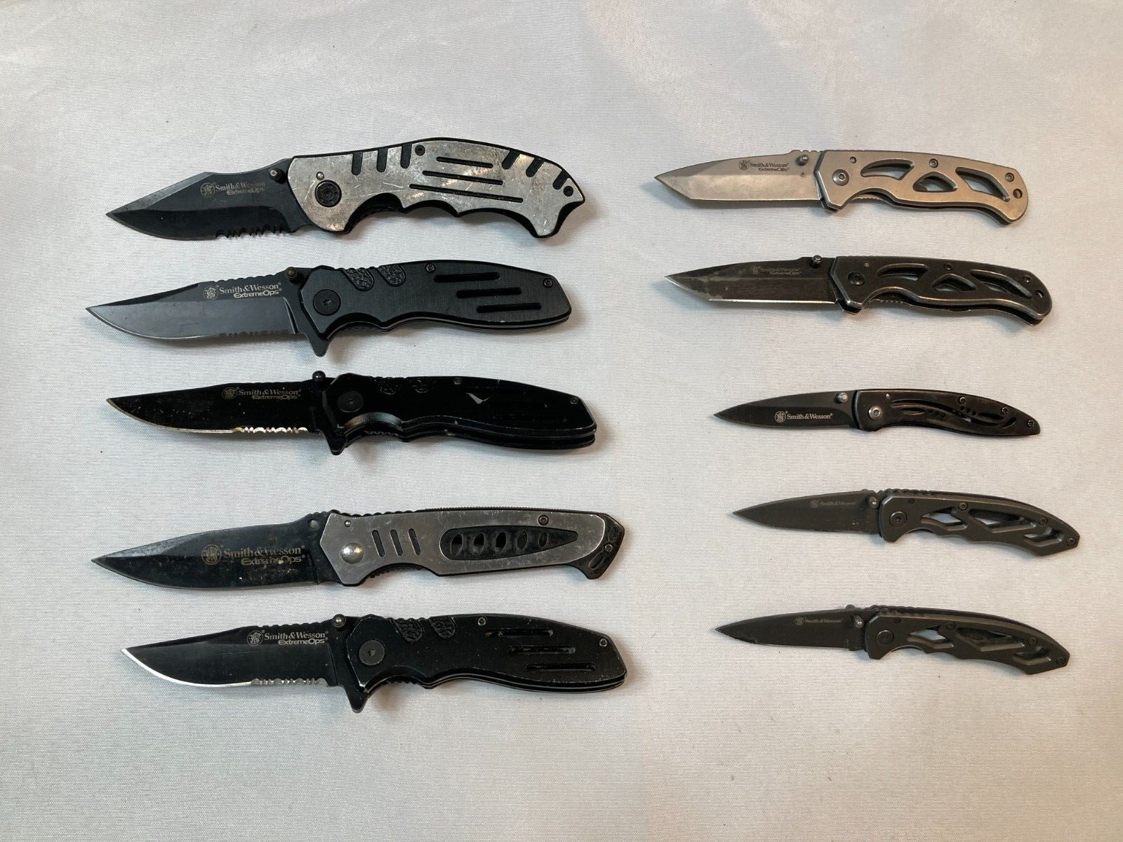 Lot of 10 Smith & Wesson knives (A)