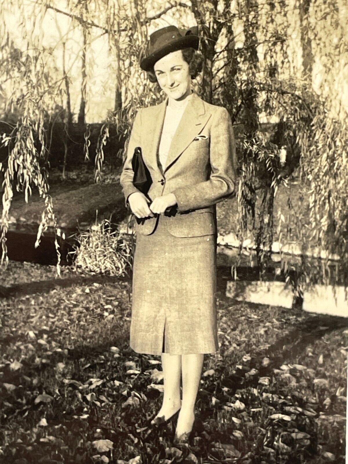 XG Photograph Beautiful Woman Pretty Lady Hat Tree Pond Park 1930-40\'s
