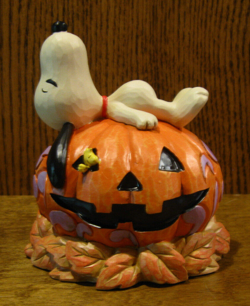 Jim Shore PEANUTS #6008966 SNOOPY LAYING ON TOP OF CARVED PUMPKIN 5.5\
