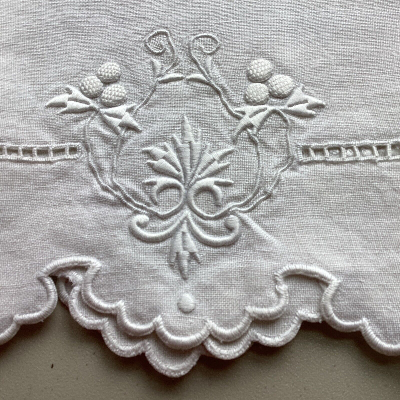 VINTAGE 1900s EXQUISITE HAND EMBROIDERED LINEN GUEST TOWEL SCALLOPED BOUND EDGES