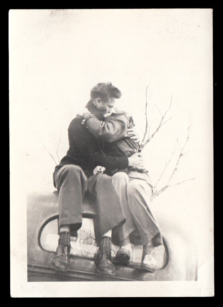 DEEP FRENCH KISS TONGUE-WRESTLING COUPLE in LOVE on CAR ROOF ~ 1940s PHOTO