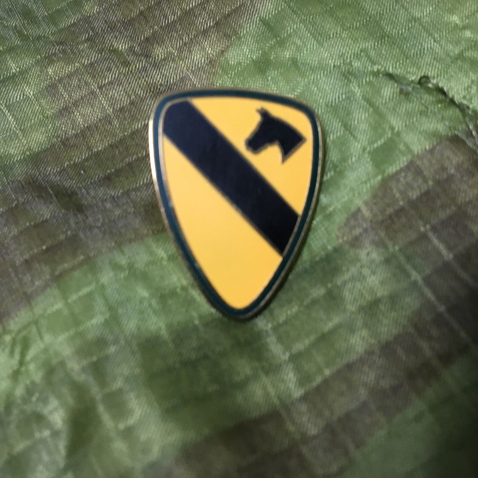 US ARMY 1ST CAVALRY DIVISION HAT/LAPEL PIN MEASURES 1 INCH