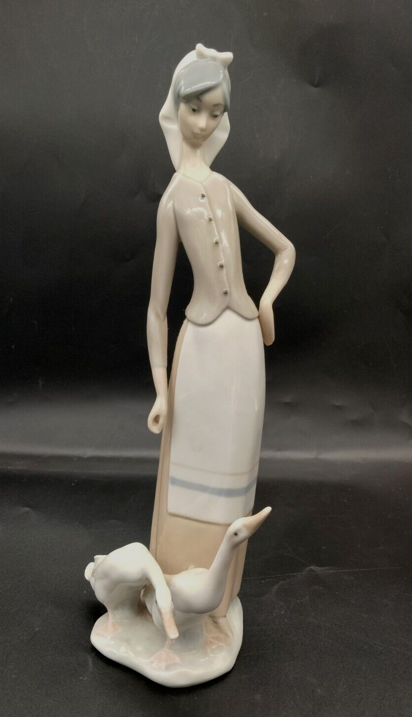 Lladro #1001035  GIRL WITH GEESE  Vintage Retired Figurine Signed by Artist
