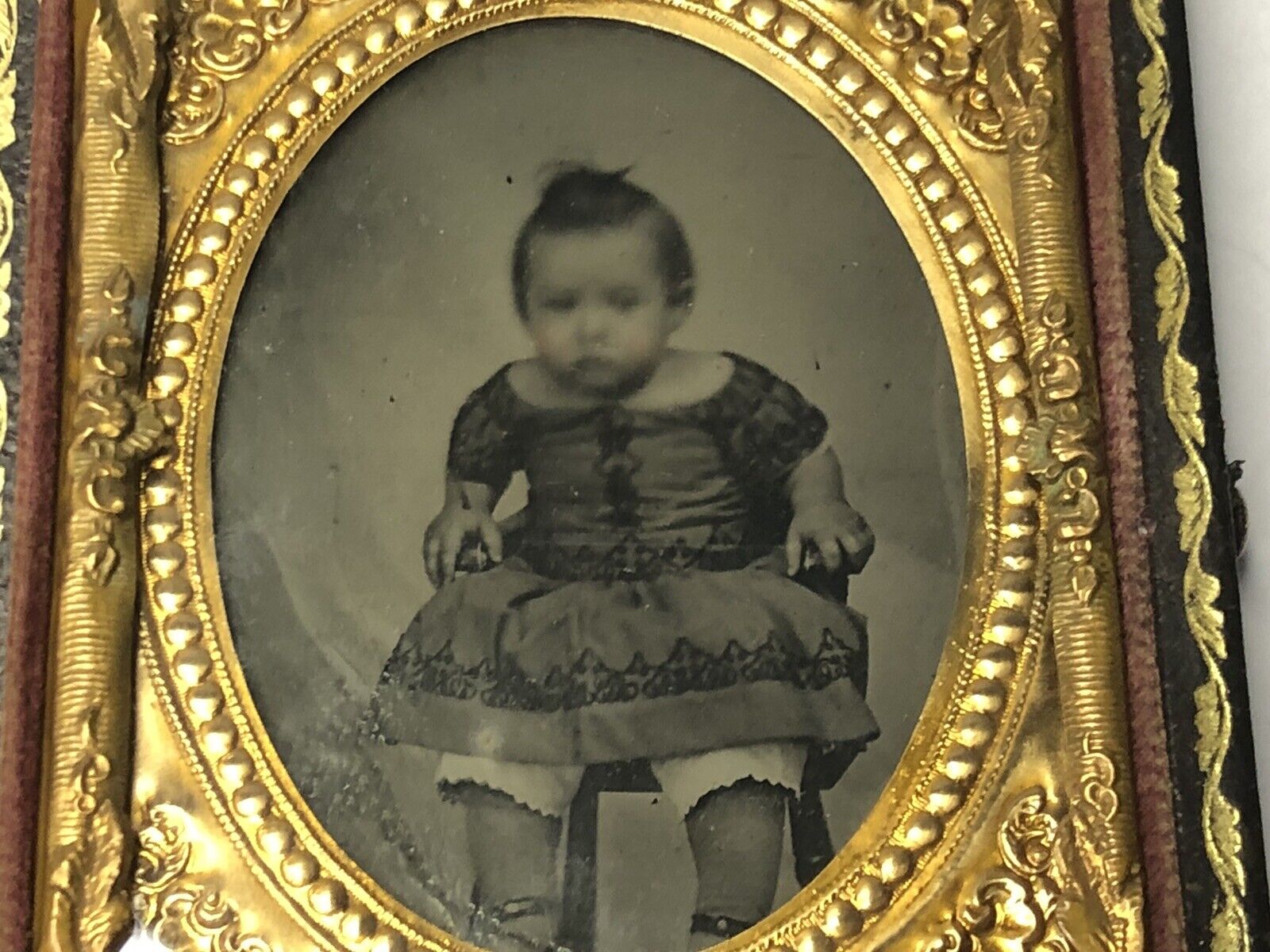ANTIQUE AMBROTYPE PHOTO NINTH PLATE CUTE LITTLE BABY GIRL DRESS CHAIR FULL CASE