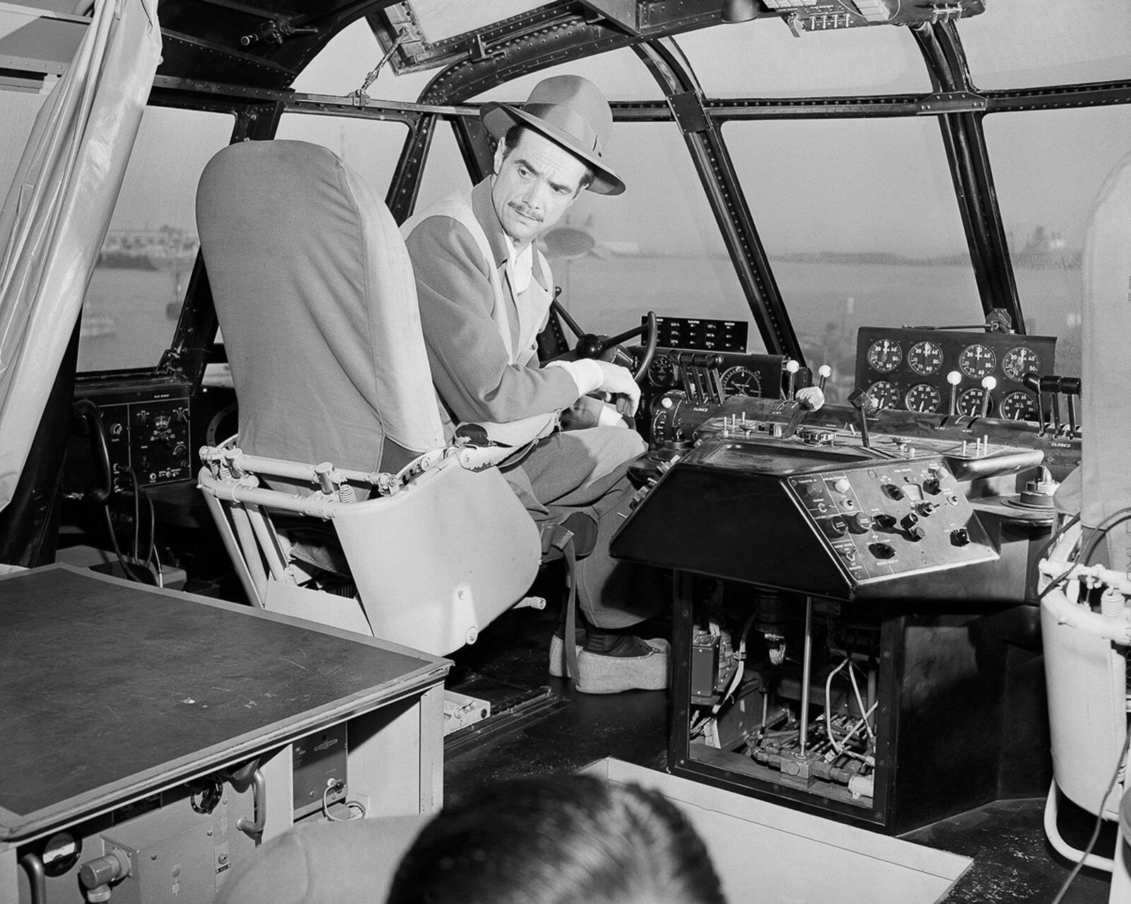 HOWARD HUGHES IN COCKPIT OF THE SPRUCE GOOSE Photo  (207-L )