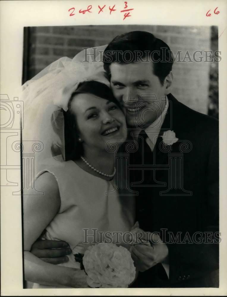 1966 Press Photo Newlyweds Mr. and Mrs. William Arvin (Marie Cheatham)