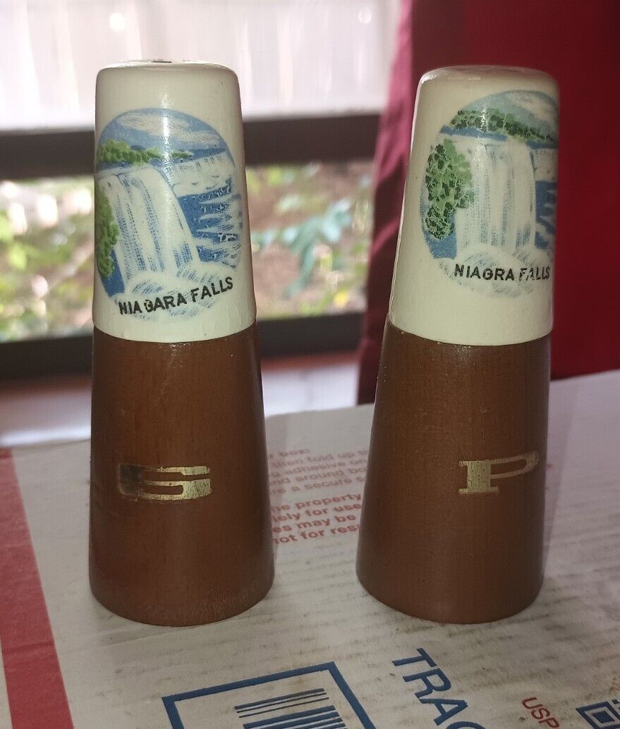 Vintage 1960s Niagra Falls Ceramic & Wood Salt &Pepper Shaker