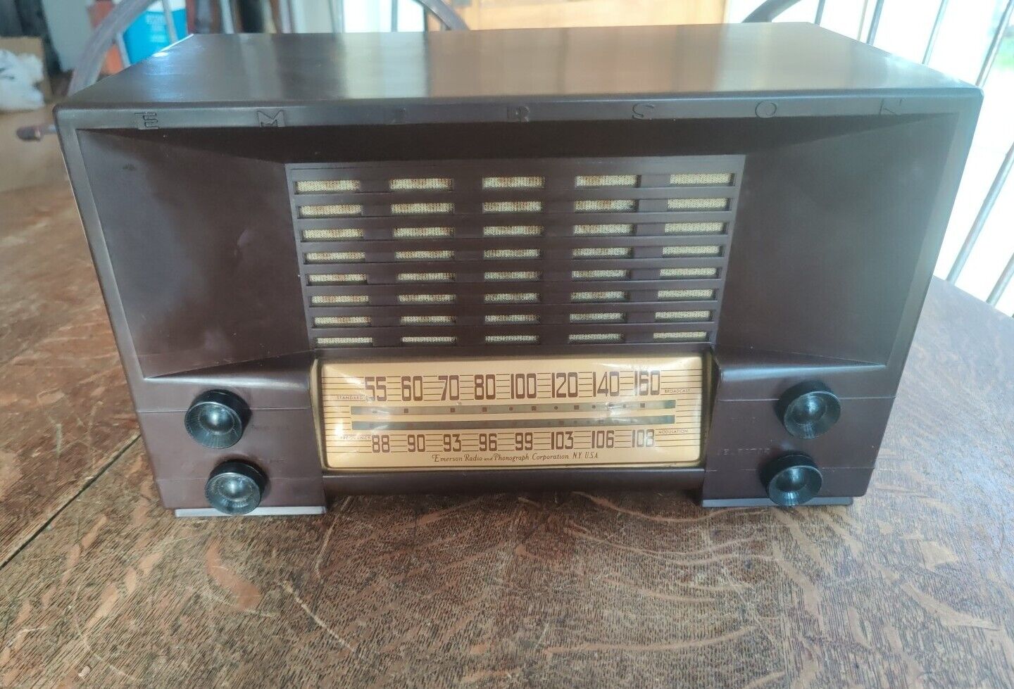 Vintage Emerson Model 557 AM/FM Bakelite Tube Radio