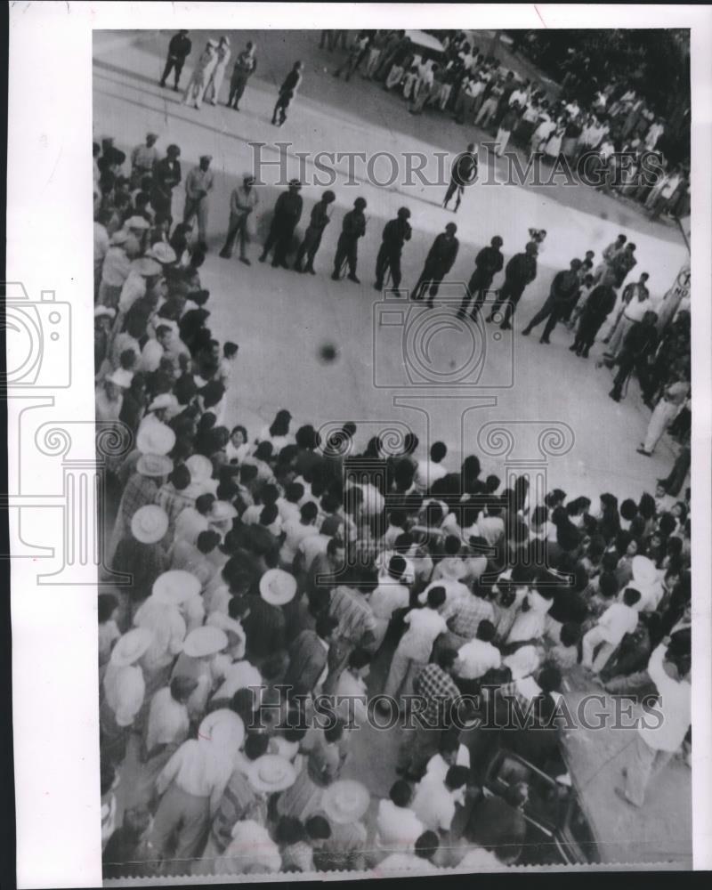 1961 Press Photo Mexican troops controlling crowds at Chilpancingo, Guerrero