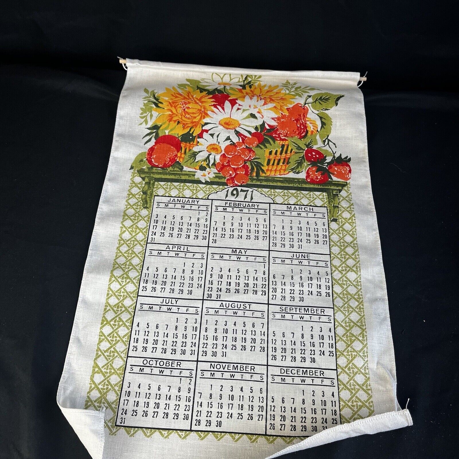Vintage 1971 Cloth Linen Tea Towel Wall Calendar Flower Design
