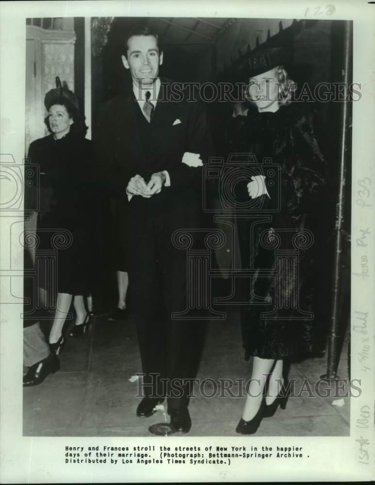 1961 Press Photo Henry And Frances Fonda Strolling In New York City - lrx53476