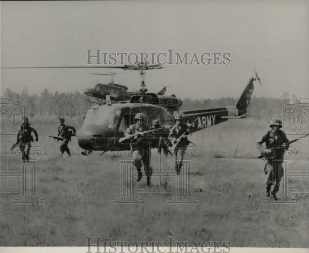 1967 Press Photo United States Army troops landed by helicopter. - hcm02724