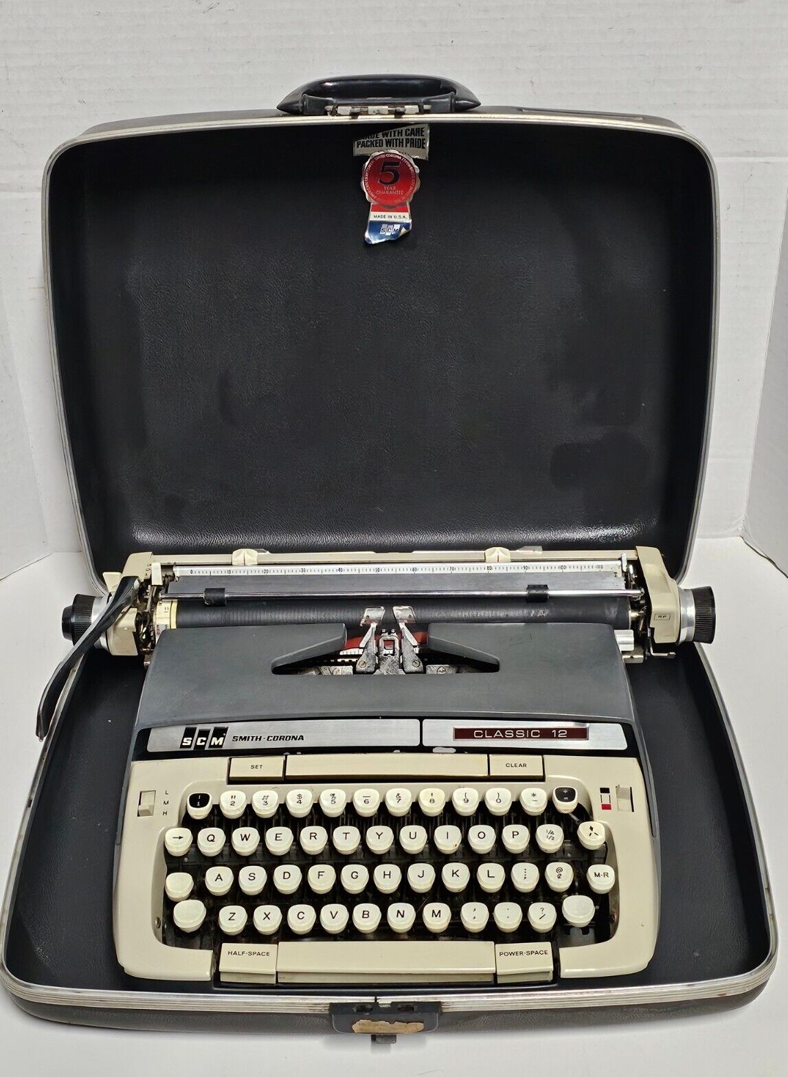 VINTAGE 1967 Smith-Corona Classic 12 Portable Manual Typewriter w/Hard Case