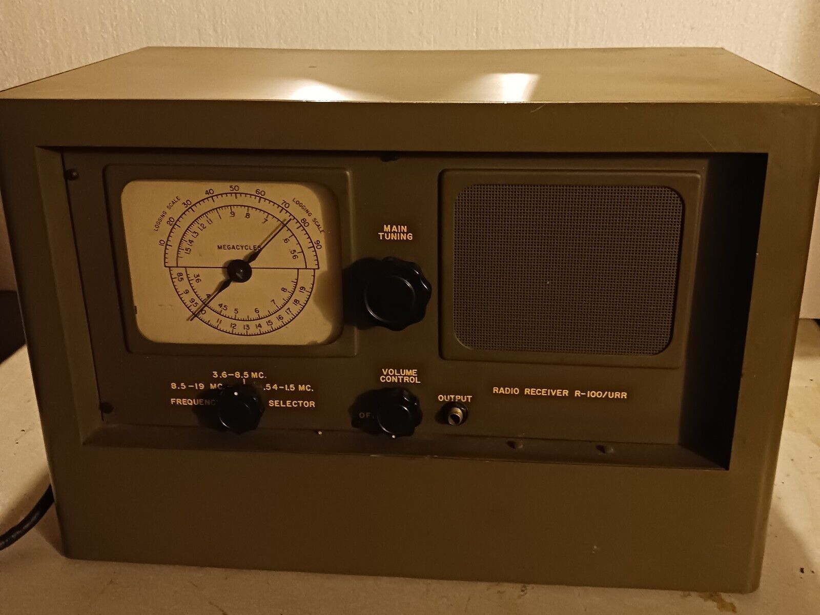 WWII R-100/URR MORALE BUILDER RADIO #73