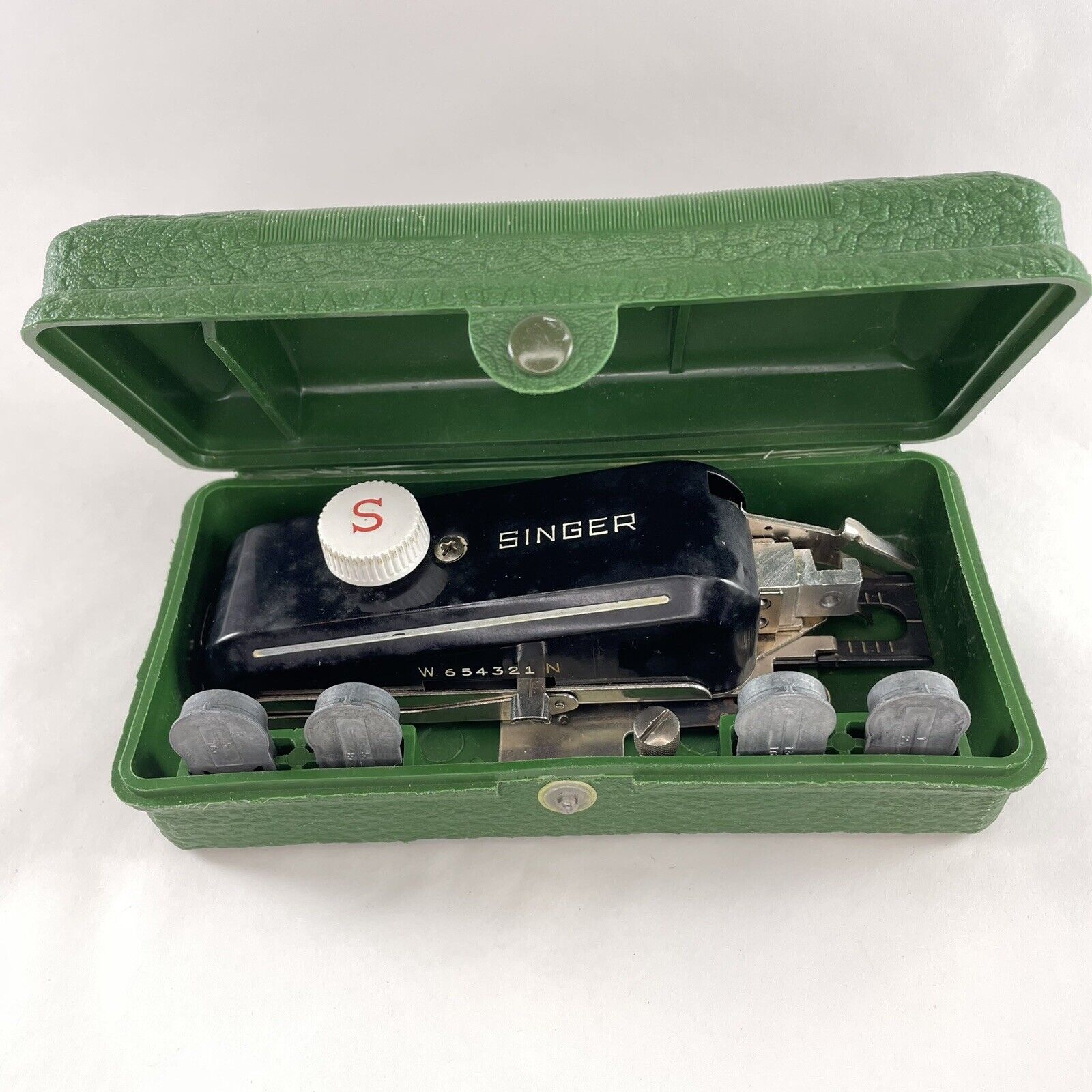 Vintage Singer Sewing Machine Buttonholer Attachment Set #160506 USA Templates
