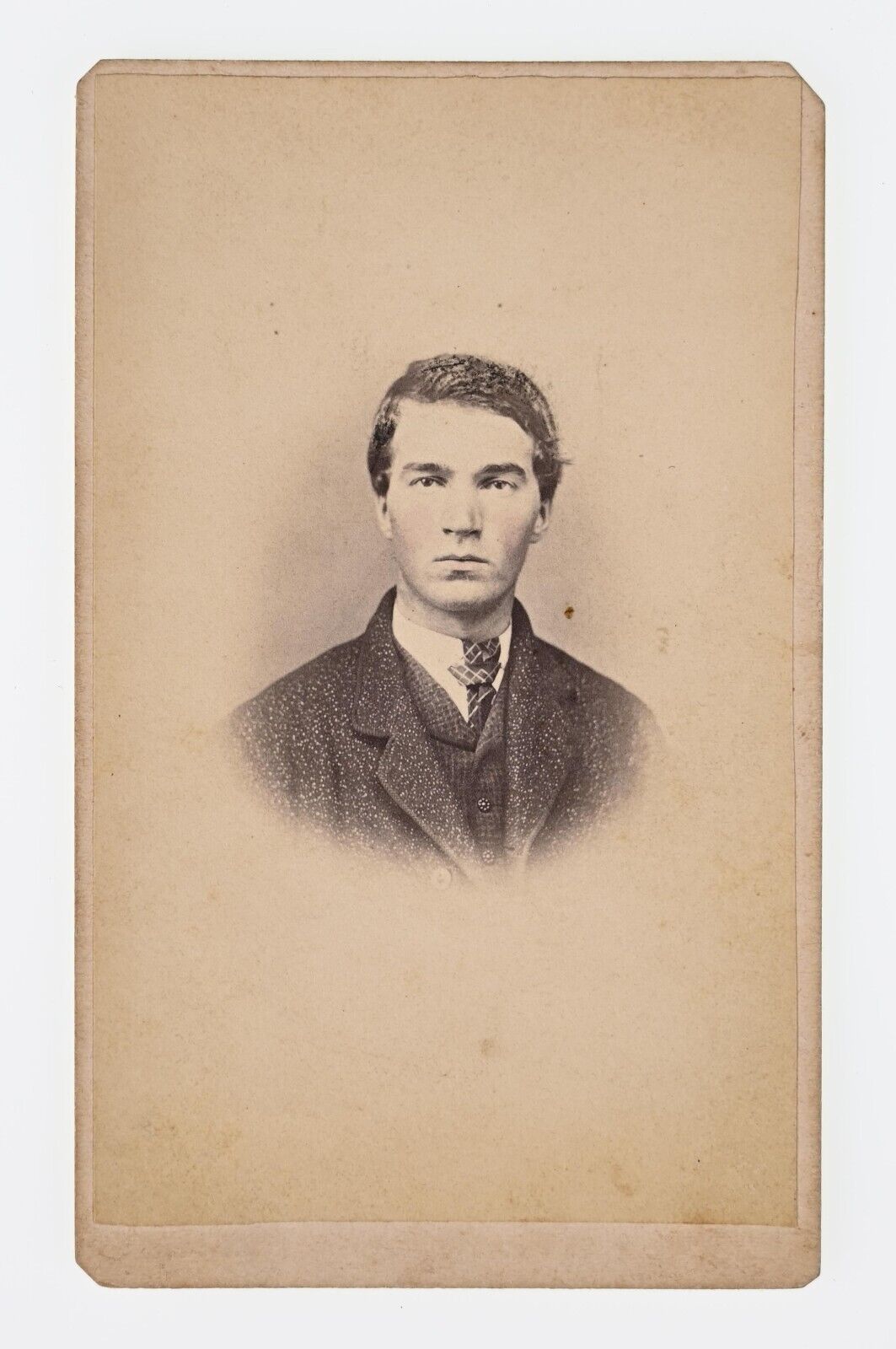 ANTIQUE CDV CIRCA 1860s L.D. JONES HANDSOME YOUNG MAN IN SUIT ADAMS COUNTY PA.