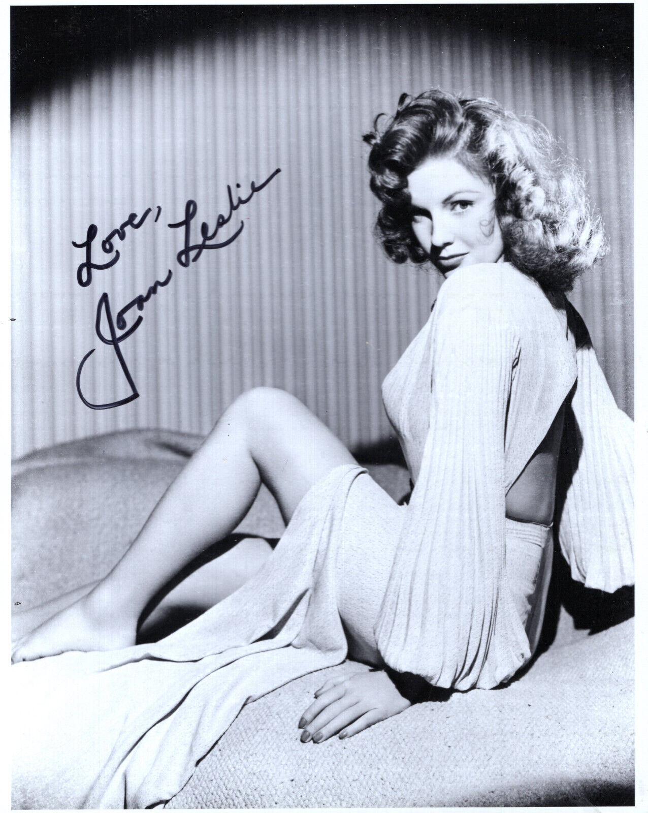 JOAN LESLIE HAND SIGNED 8x10 PHOTO+COA           GORGEOUS+VERY SEXY POSE