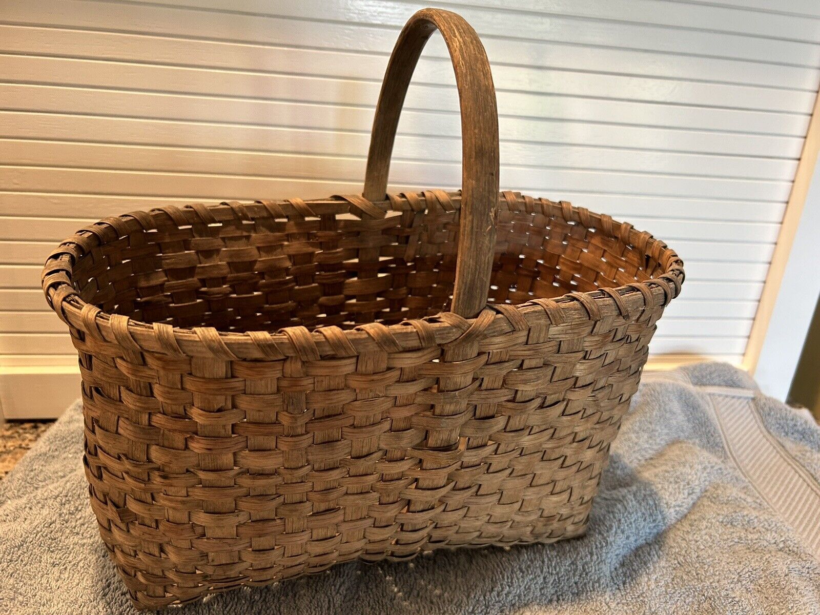 WONDERFUL OLD ANTIQUE HAND-WOVEN BASKET WITH HANDLE PROBABLY FROM THE 1800's