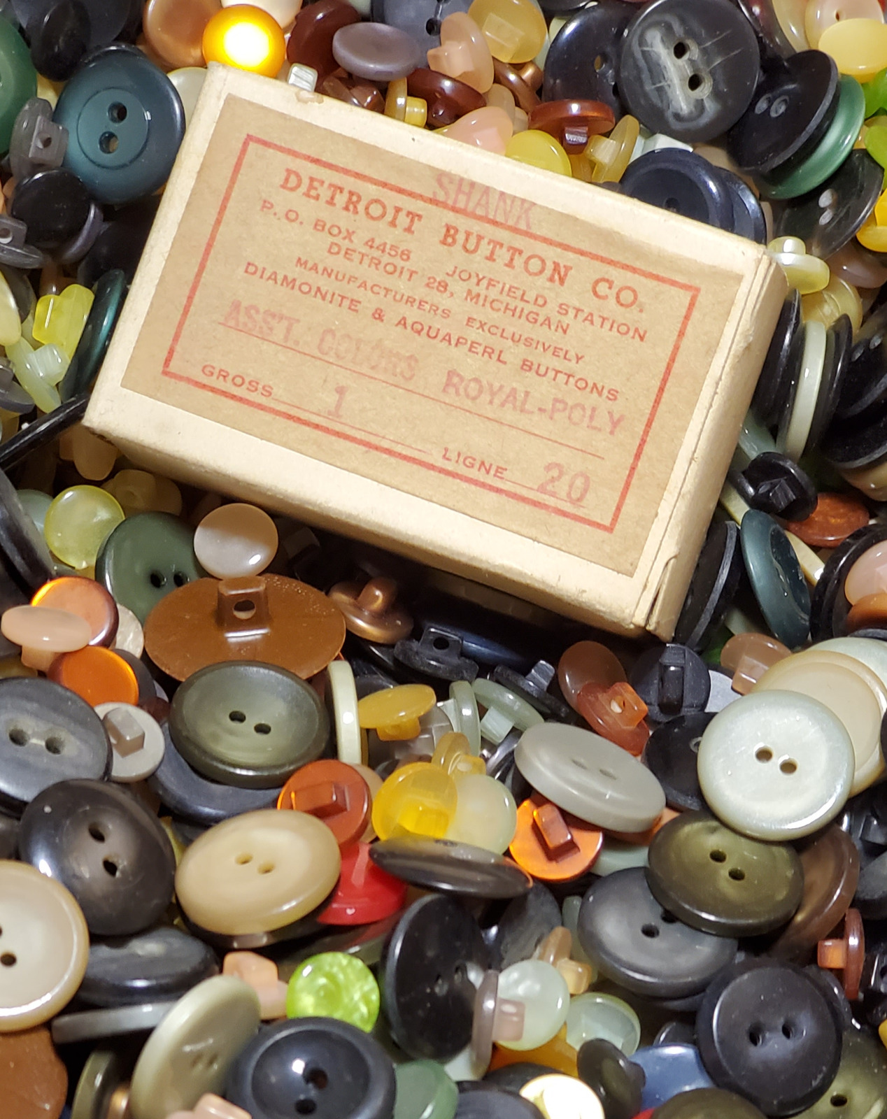 1 Pound Lbs of Vintage 50s era Buttons Detroit Button Co Crafts Mixed Lots Colo