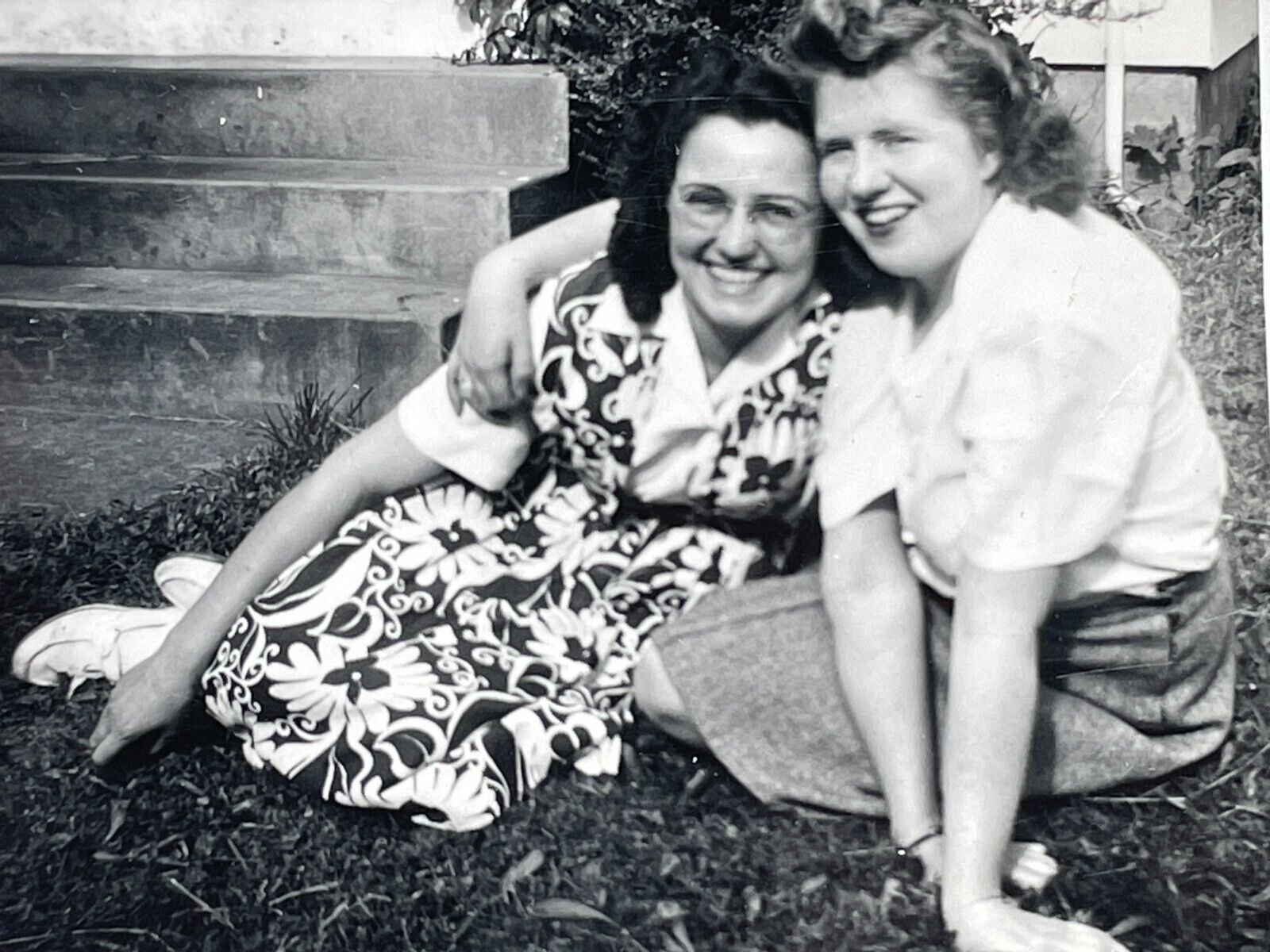 J8 Photo 1940\'s Beautiful Women Pretty Ladies Embrace Affectionate Gay Interest