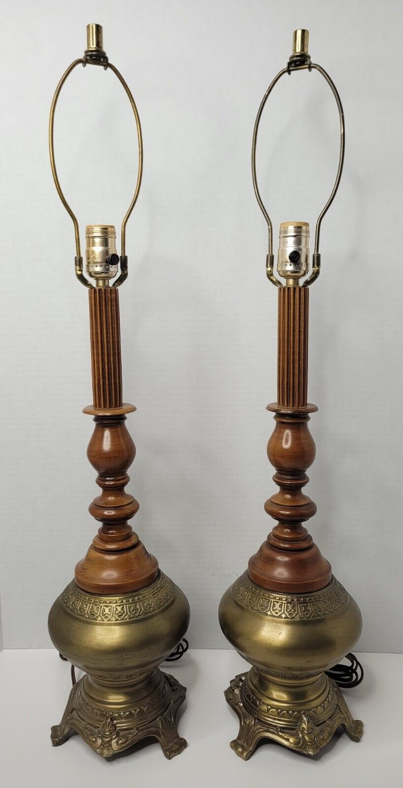 PAIR Vtg Mid-Century Table Lamp Brass Wood Ornate Fleur De Lis Hollywood Regency