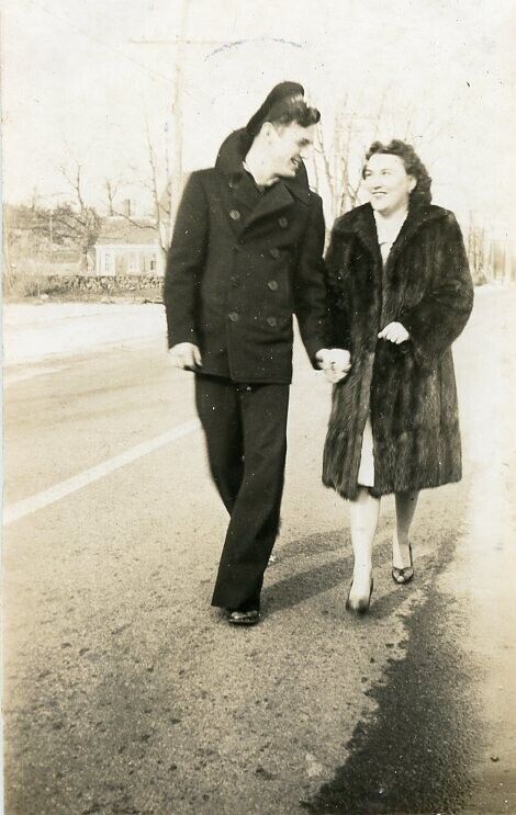 AC78 Original Vintage Photo WWII ERA COUPLE HOLDING HANDS c 1940's