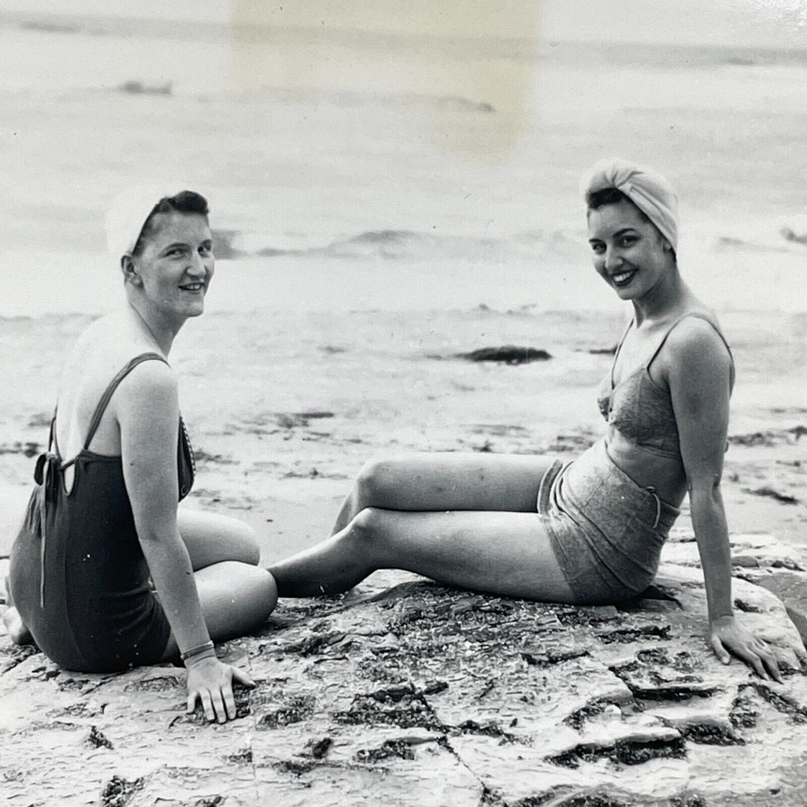 J8 1940\'s Two Beautiful Women Sunbathing Beauties Beach Artistic Turbans Water