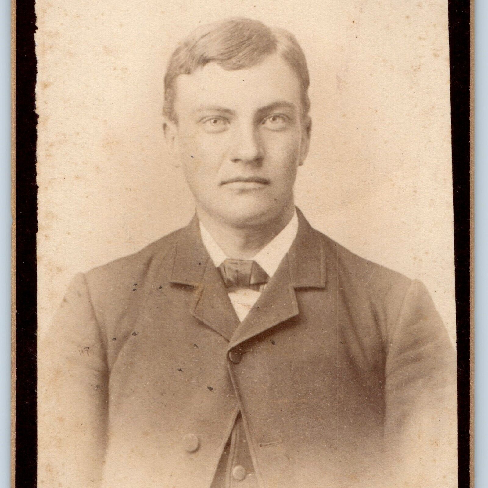 c1880s Hampton, Iowa Handsome Young Man CdV Photo Card Allen & Reagan H11