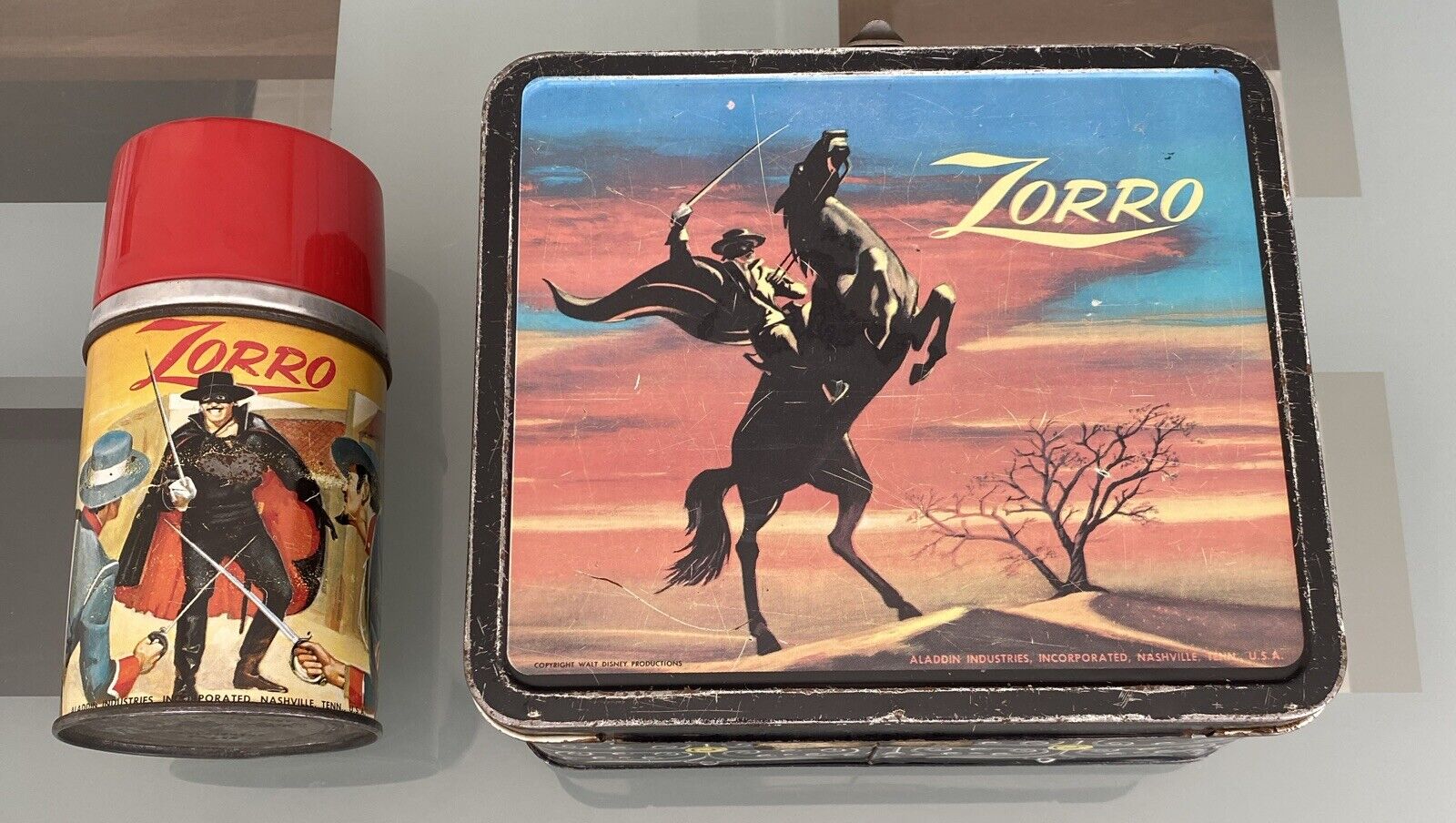 RARE VINTAGE ZORRO LUNCHBOX w/ MATCHING THERMOS Collectibles Antique. 