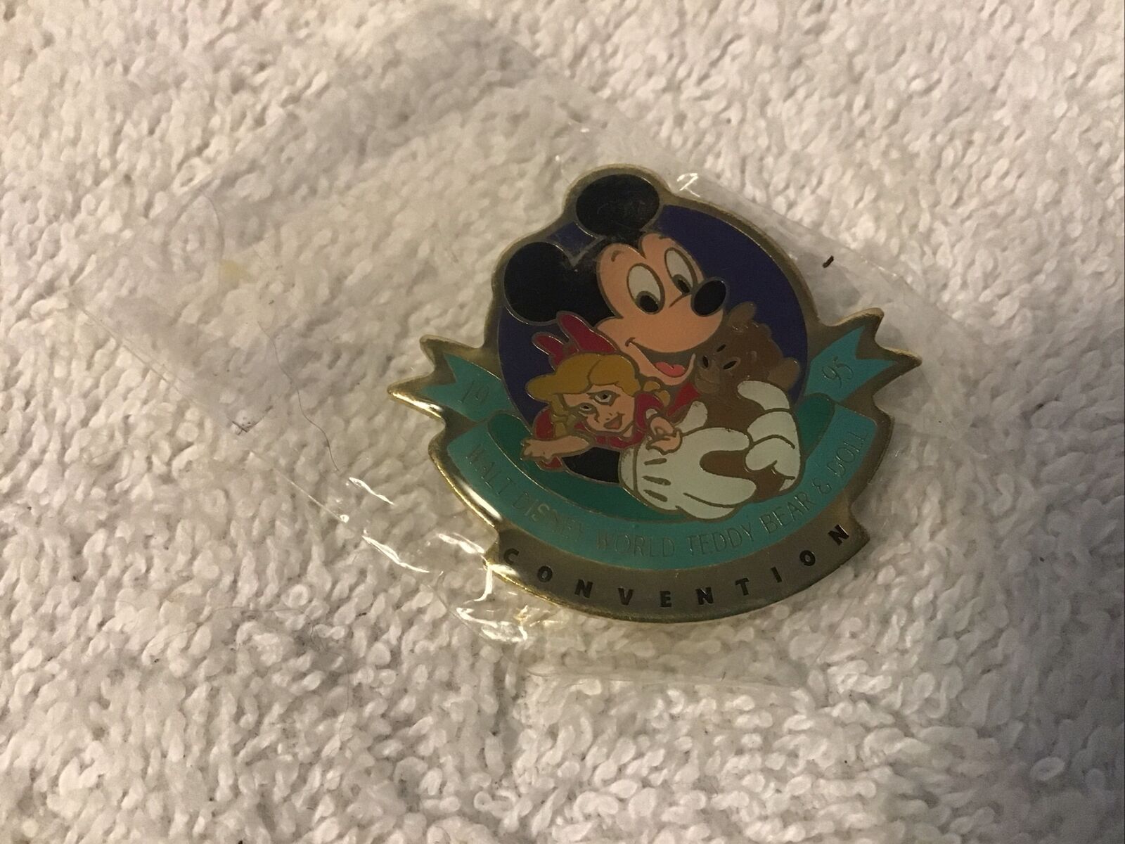 Walt Disney World Teddy Bear and Doll Convention Pin 1995 Souvenir Collectible