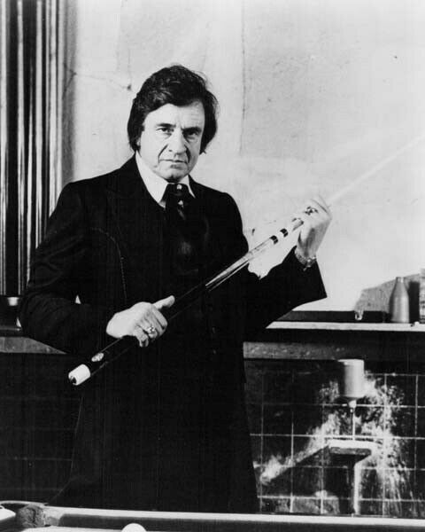 Johnny Cash poses with pool cue 1984 The Baron and The Kid Poster 24x36