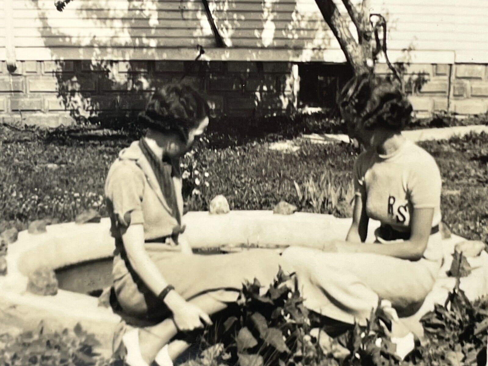 XE Photograph Two Beautiful Women Sitting Pretty 1940\'s Profiles