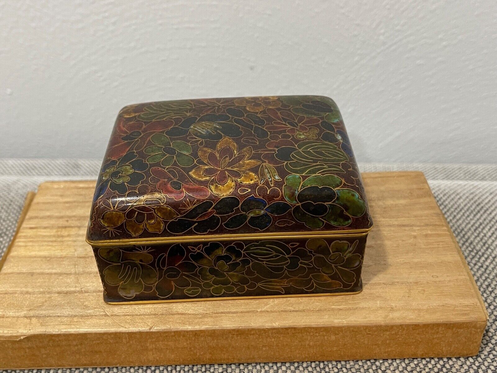 Vintage Chinese Cloisonne Small Box Brownish Red & Green w/ Flowers Decoration