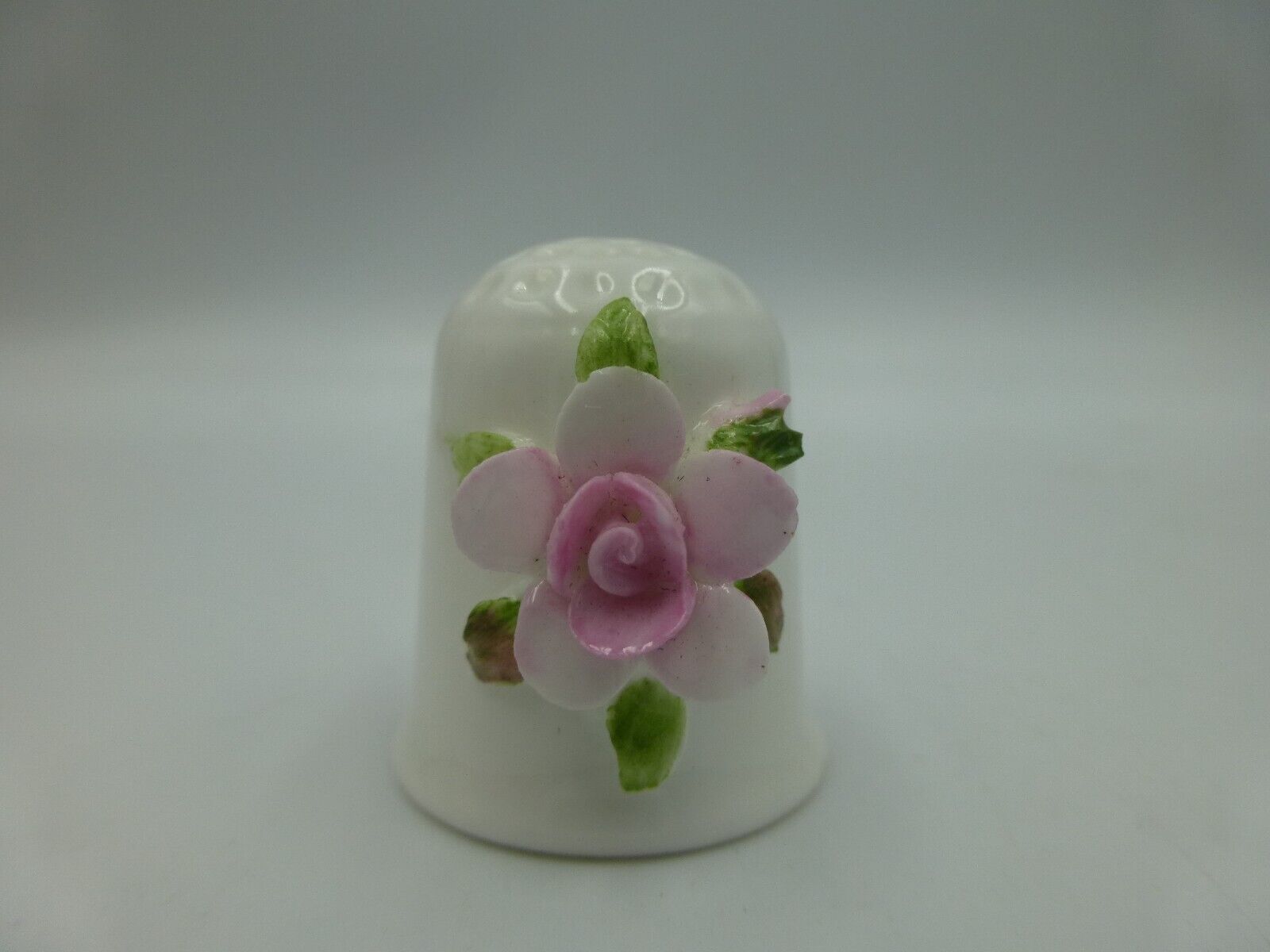 COALPORT ENGLAND BONE CHINA THIMBLE COLLECTION - FLOWER 3D, White with Pink Rose