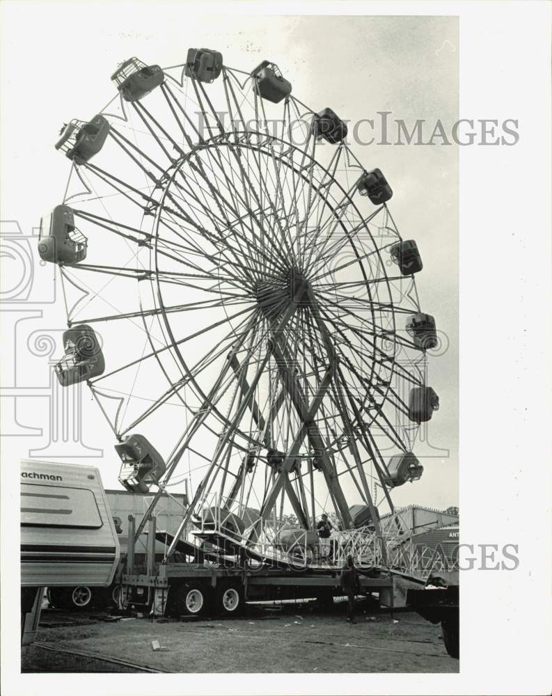 1987 Press Photo Ferris Wheel being assembled by workers at the York County Fair