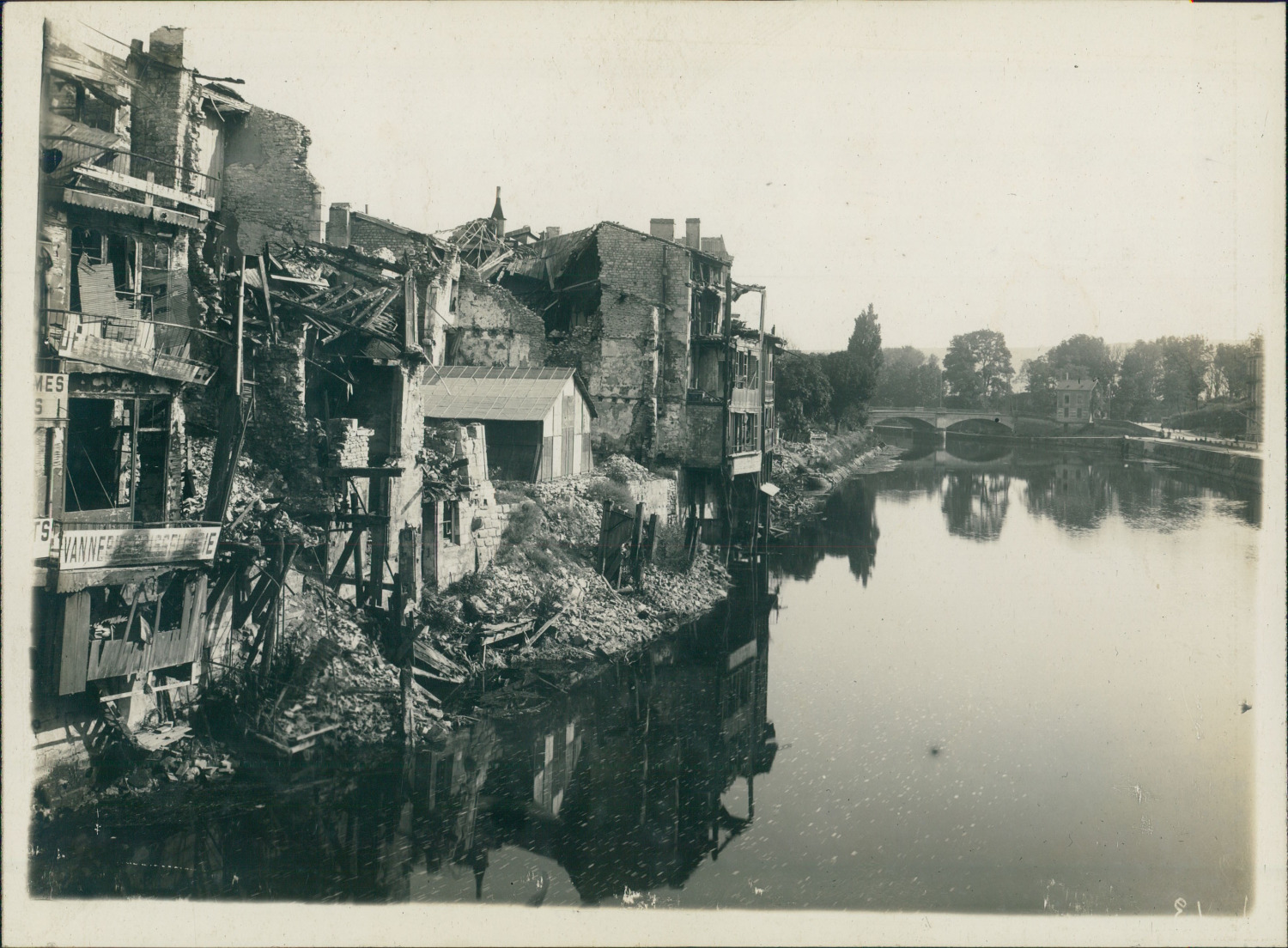 France, War 14/18, Verdun, buildings destroyed on the banks of the Meuse, 1918, Vint
