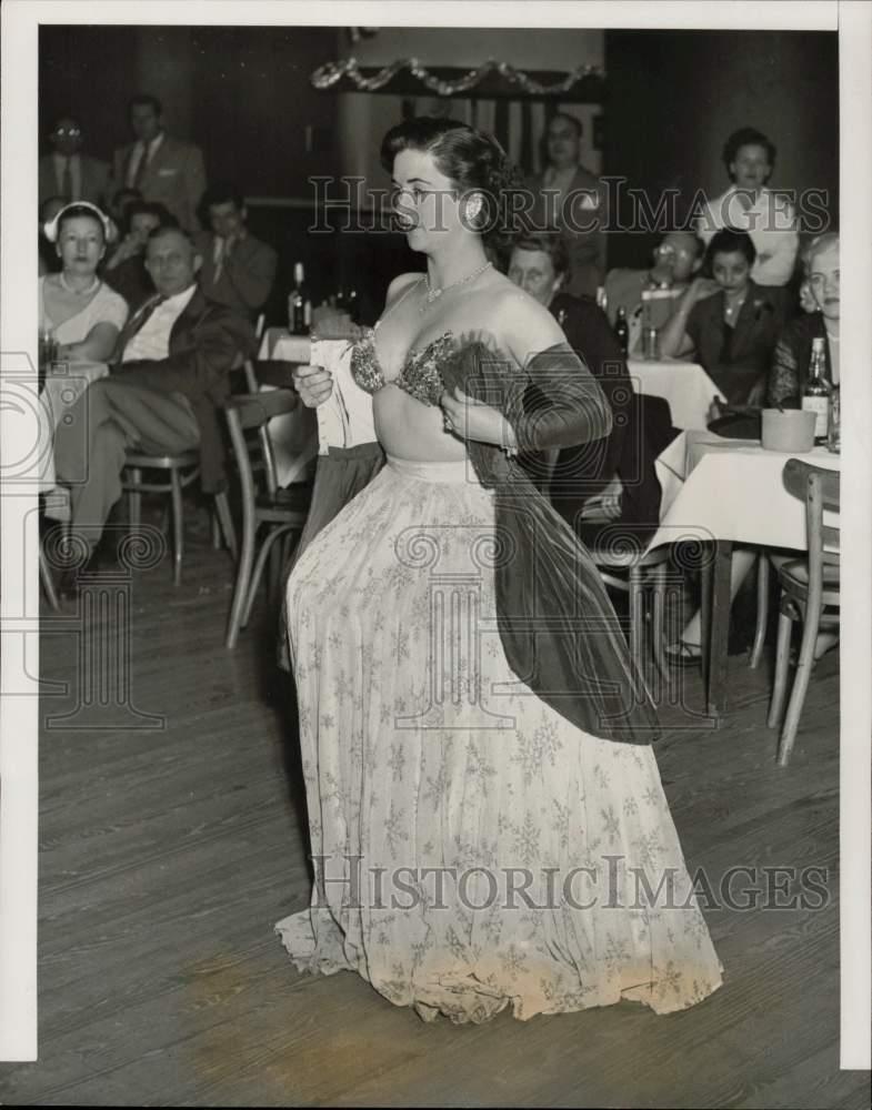 1952 Press Photo Striptease dancer Billie Shonnae charged with murder, Texas