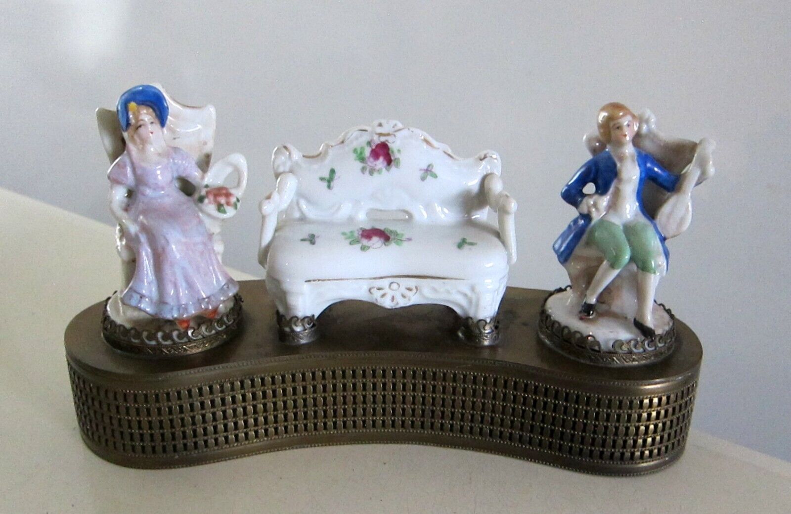 VINTAGE 2 VICTORIAN WOMAN MAN  FIGURINES AND A COACH ON A BRASS PEDESTAL