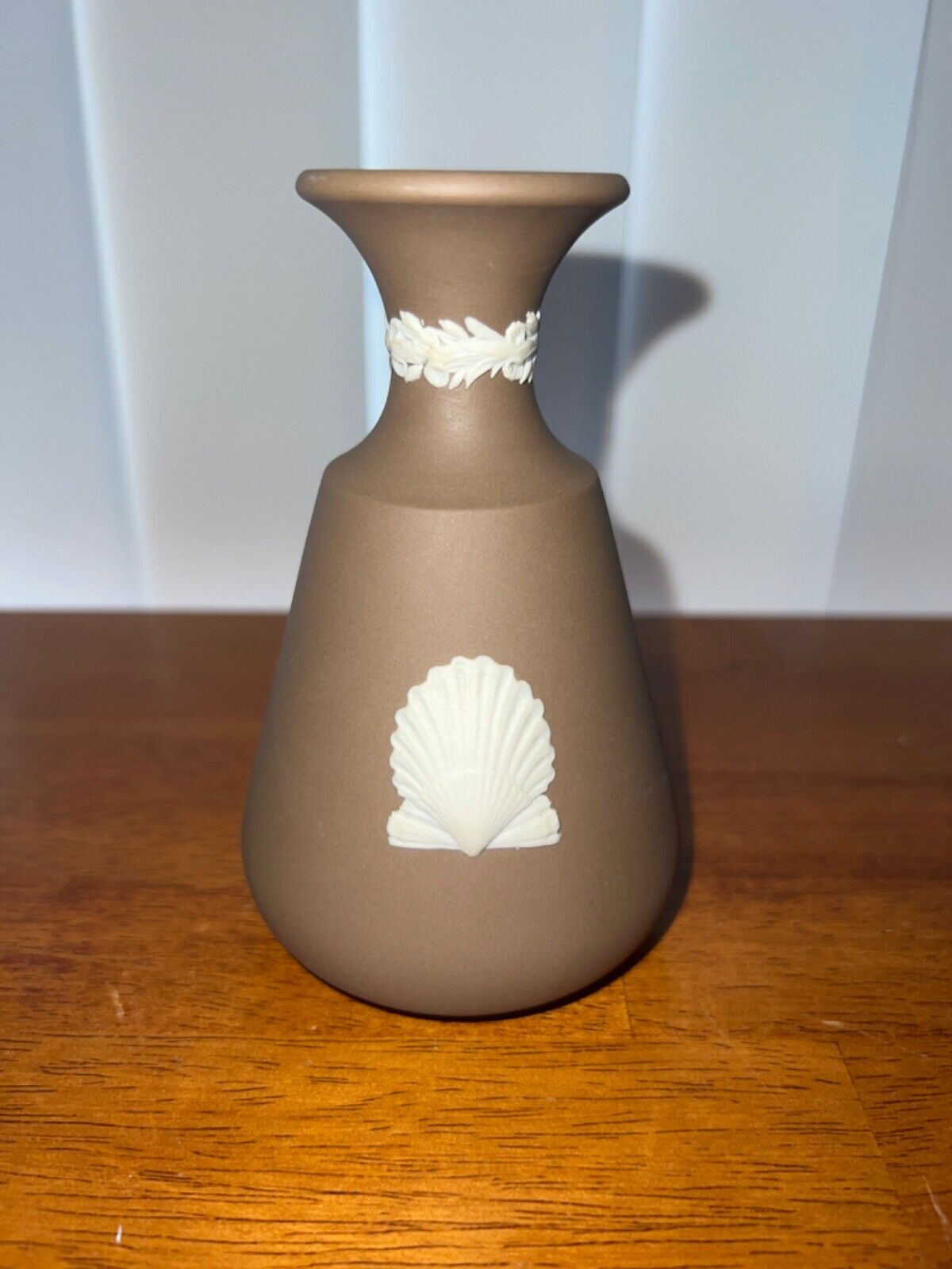 RARE WEDGWOOD TAUPE JASPER WARE CAMEO 5in BUD VASE, SHELLS, EXCELLENT CONDITION